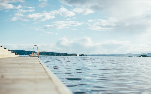 Pourquoi ai-je des tâches dans ma piscine ? Comment les faire disparaitre ?