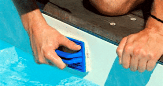 Nettoyer la ligne d’eau dans sa piscine