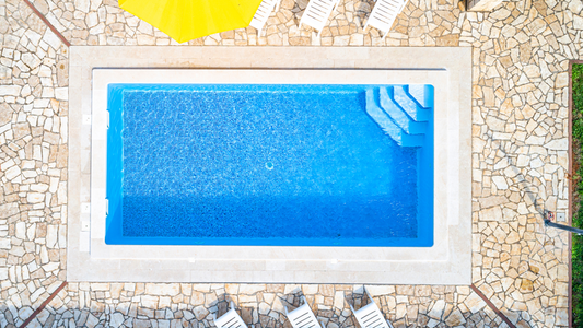 Traitements chimiques pour piscine verte