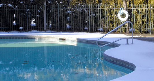 Piscine et neige, que faire ?